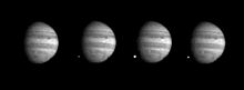 Quatre photographies de Jupiter prises en 1994. Les points blancs brillants sont des explosions où des parties de la comète Shoemaker Levy-9 ont frappé la planète.