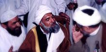 Shahi na akci v mešitě Imam Bargah-e-Noor-e-Iman v pákistánském Karáčí. Na snímku hovoří se dvěma náboženskými duchovními z různých sekt islámu: šíitského a sunnitského islámu.
