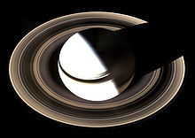Saturn văzut de pe nava spațială Cassini în 2007  