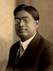 Satyendra Nath Bose, ο άνθρωπος που συνεργάστηκε με τον Αϊνστάιν για να καταλήξει στην ιδέα των συμπυκνωμάτων Bose-Einstein. Είναι επίσης διάσημος για τις στατιστικές του Bose-Einstein.