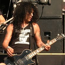 Slash vystupuje během koncertu Velvet Revolver.