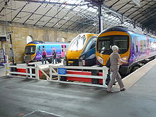 Dwa DMU klasy 185 Desiro (z Liverpool Lime Street) oraz Class 222 Meridian DEMU (z London St Pancras International) stoją przy peronach 3-5.