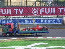Michael Schumachers bil bliver båret efter at han udgik af det japanske Grand Prix i 2006