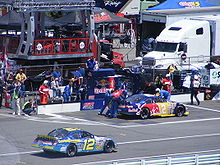 Scott Speed è ai box con la Toyota Red Bull #2.