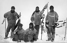 Scotts gruppe tog dette fotografi af sig selv ved hjælp af en snor til at betjene lukkeren den 17. januar 1912, dagen efter at de havde opdaget, at Amundsen var nået polen først.