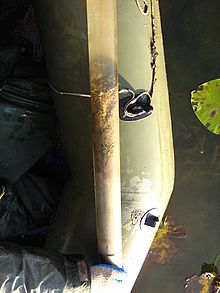 Järven pohjasta otetussa näytteenäytteessä näkyvät sedimenttikerrokset, joista vanhimmat kerrokset ovat näytteen pohjassa.  