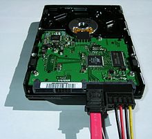 Eine Festplatte mit angeschlossenem Serial ATA. Das rote Kabel auf der linken Seite ist das Datenkabel, das auf der rechten Seite versorgt die Festplatte mit Strom.