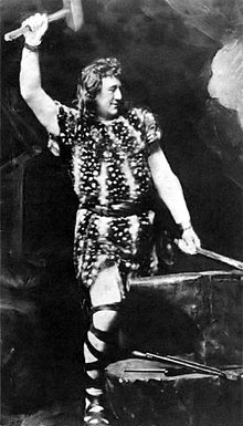 Siegfried (Heinrich Gudenus) tekee Nothungin.  