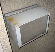 一般的なシングルルーム用エアコンの外装部。設置しやすいように、窓や壁に穴を開けて取り付けるのが一般的。