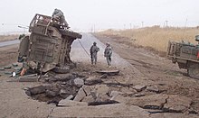 Uno Stryker giace su un fianco dopo l'esplosione di un IED sepolto in Iraq. (2007)
