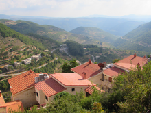 Slinfah, najbolj znana gorska letovišča v Siriji. Na sliki je vidno sirsko obalno gorovje