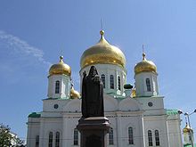 Monumento a Dmitry Rostovsky e Catedral de Rostov sobre Don no fundo.