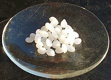 Granule hydroxidu sodného na skleněné misce