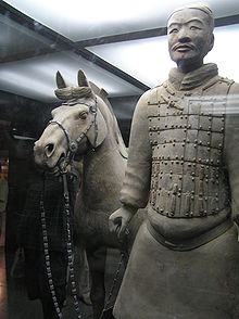 Un soldato di terracotta con il suo cavallo.