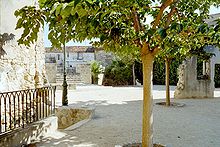 Μια τυπική πλατεία στην κορυφή ενός bastide.