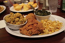 En traditionell soul food-middag: Stekt kyckling med makaroner och ost, grönkål, panerad friterad okra och majsbröd.  