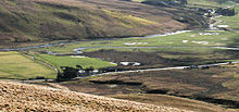 Kilden til floden Clyde (til venstre i billedet), hvor Daer Water (kommer ind fra øverst til højre) møder Potrail Water (kommer ind fra midten af højre side), A702 og Glenochar Farmhouse er i forgrunden. Glenochar Bastle og Fermtoun er lige uden for billedet nederst til højre - Lowther Hills.  