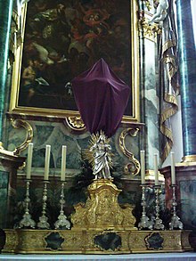 Et kors er dækket med et slør under lidelsestiden i fasten (Pfarrkirche St. Martin i Tannheim, Baden-Württemberg, Tyskland).