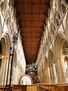 Das Kirchenschiff. Die Nordwand (links) weist eine Mischung aus normannischen Bögen aus dem Jahr 1077 und Bögen in der frühen englischen Architektur von 1200 auf.