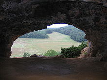 Blick aus einer Höhle mit Blick nach draußen. Diese Höhle befindet sich in Frankreich