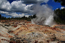 Géiser Steamboat en el Parque Nacional de Yellowstone  