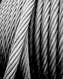 Cuerda o cable de acero, formado por muchos hilos finos de acero  