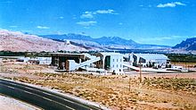 Charles Steen's Uranium Reduction Co. Mill, Moab, asi 60. léta 20. století. Později známý jako Atlas Mill, uzavřen v roce 1984.