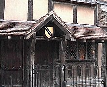 Shakespeare's coat of arms above the door to the house in Stratford