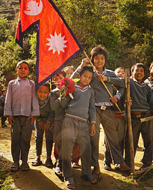 Studenti che portano la bandiera nazionale del Nepal