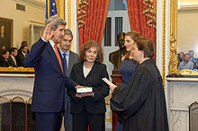 John Kerry skládá přísahu jako ministr zahraničí před soudkyní Elenou Kaganovou, 1. února 2013  