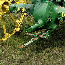 Starý traktor John Deere s vývodovým hřídelem pod ochranným krytem