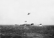 HMAS Australia (midden) en TG17.3 onder luchtaanval op 7 mei  