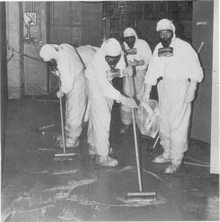 Uma equipe de limpeza trabalhando para remover a radiação em Three Mile Island