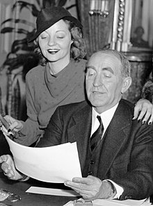 Tallulah sammen med sin far, formanden for Repræsentanternes Hus William B. Bankhead, på hans kontor i Washington, D.C. (1937)