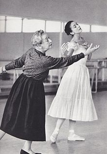 Tamara Karsavina (links) bei der Probe von Margot Fonteyn für Le Spectre de la Rose