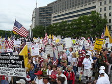 Veronmaksajien marssi Washingtoniin 2009, kun konservatiiviset mielenosoittajat kävelevät Pennsylvania Avenueta pitkin Washingtonissa. &nbsp;  