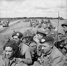 Britští pěšáci na tancích Sherman čekají na rozkaz k postupu, poblíž Argentanu, 21. srpna 1944