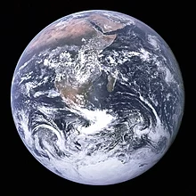 Iš "Apollo 17" matoma sferinė Žemė paneigia plokščios Žemės modelį. Plokščiosios Žemės draugija mano, kad NASA tokias nuotraukas redagavo kaip sąmokslo dalį.