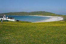 Skats uz rietumiem uz Balephuil līci, Tiree pāri Mačera salai.