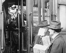 Podczas pandemii hiszpańskiej grypy w 1919 roku mężczyzna nie zostaje wpuszczony do tramwaju, ponieważ nie nosi maski.
