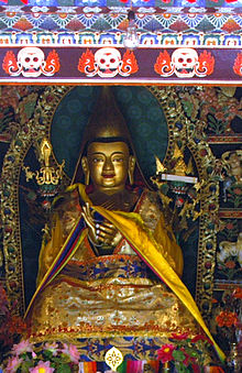 Statue de Djé Tsongkhapa, fondateur de l'école Guélougpa, sur l'autel de son temple (son lieu de naissance) dans le monastère de Kumbum, près de Xining, Qinghai (Amdo), Chine. Photo de l'écrivain Mario Biondi, 7 juillet 2006