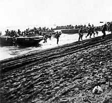 Amerikanske marinesoldater går fra LCP(L)s på Guadalcanal den 7. august 1942.  