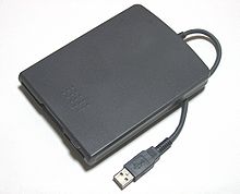 Et USB-diskettedrev. Denne kan sættes i enhver moderne computer.