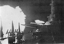 Det amerikanske slagskib Washington skyder mod det japanske slagskib Kirishima  