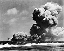Det amerikanske hangarskib Wasp brænder efter at være blevet ramt af japanske ubåds-torpedoer den 15. september.  