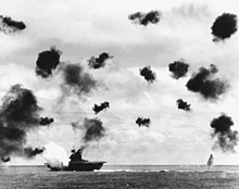 Yorktown i det øjeblik, hvor en torpedo fra en Nakajima B5N fra løjtnant Hashimotos 2. chūtai ramte den.  