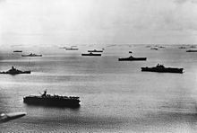 Enterprise til højre med den femte flåde ved Majuro i 1944.  