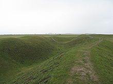 Příkop jako překážka na hradě Uffington, Anglie