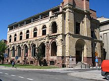 Bank Polski i 2004, der bærer ar efter opstanden. De lysere mursten blev tilføjet under genopbygningen af bygningen efter 2003.