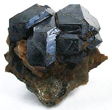 Krystaly uraninitu z Topshamu, Maine (velikost: 2,7 × 2,4 × 1,4 cm)